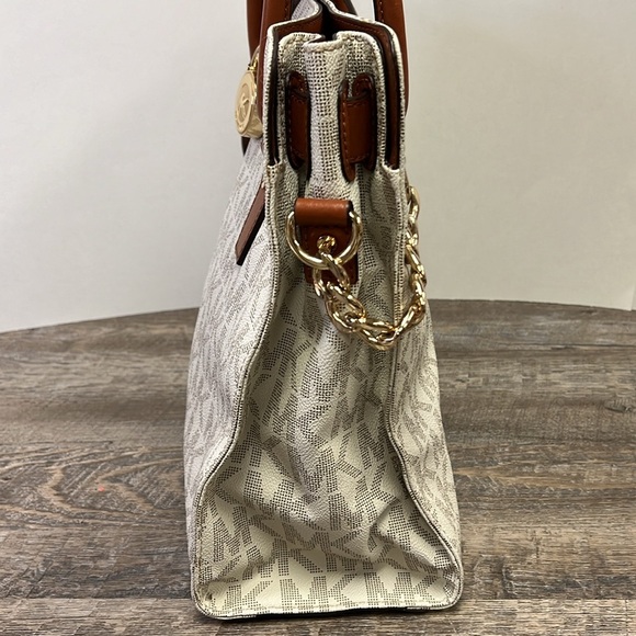 Michael Kors Hamilton Large Logo Tote - Picture 4 of 16